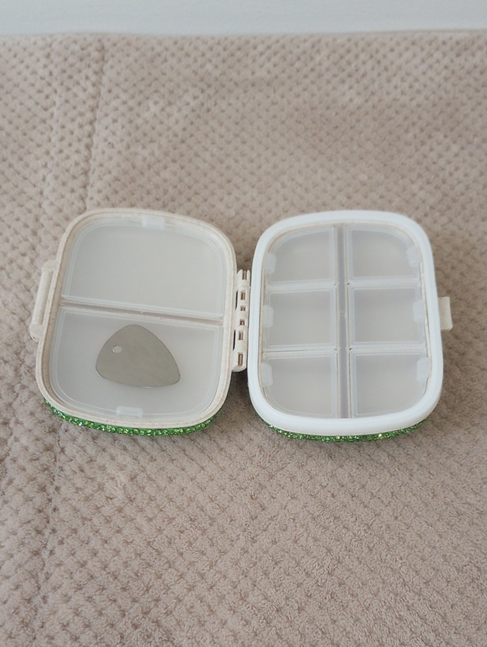 NWOT-Green Rhinestone Bling Pill Case - Picture 4 of 5